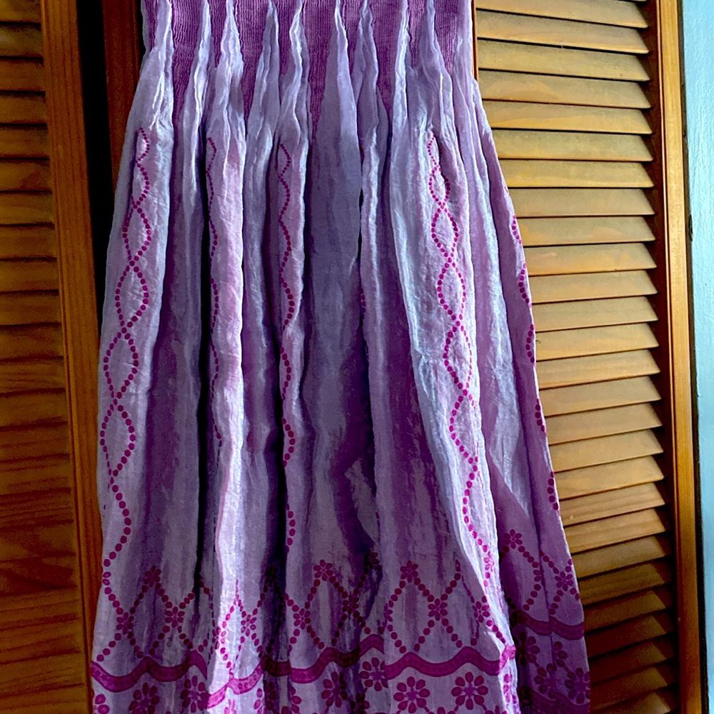 Beautiful strapless dress or full length skirt . Satin like material.